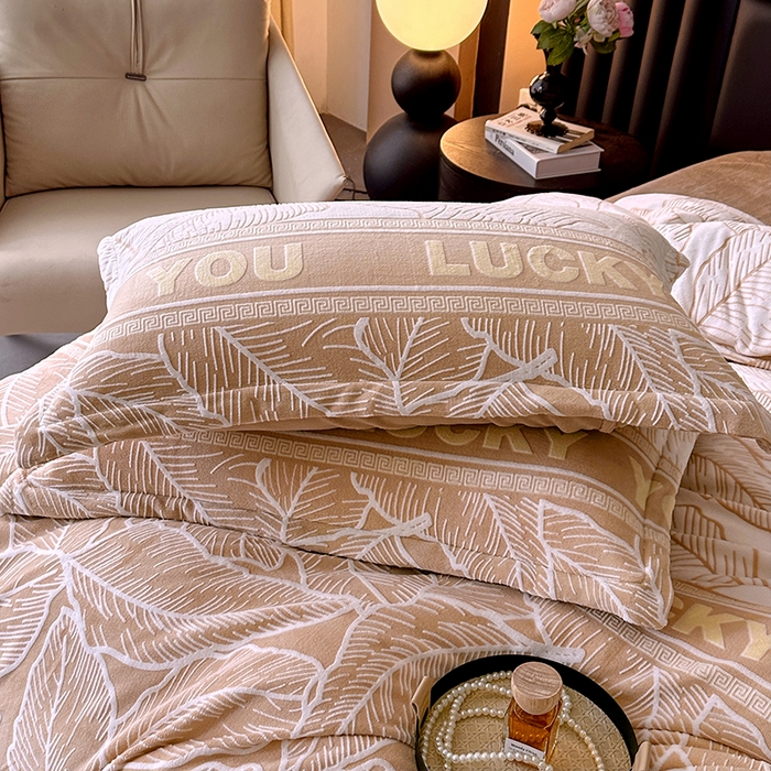 91家纺网 家纺一手货源 找家纺 家贝爱 2025新款230克烂花雕花牛奶绒四件套 芭蕉叶