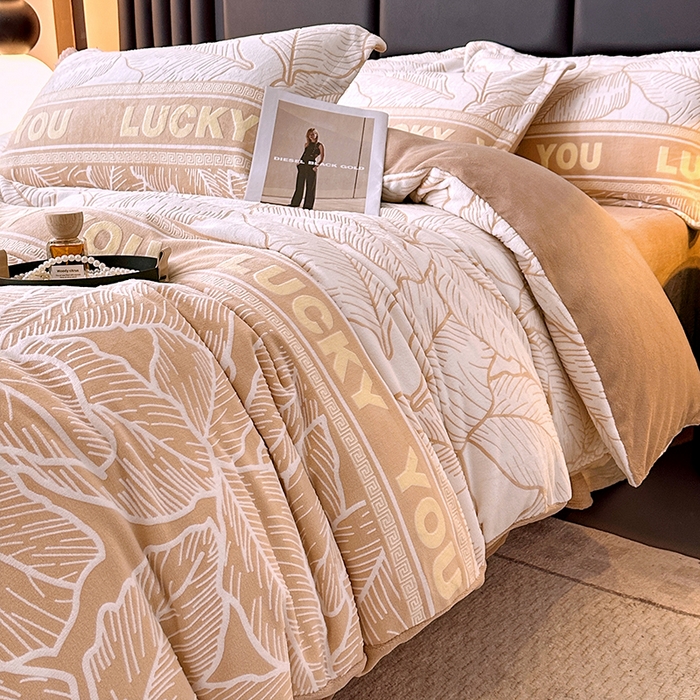 91家纺网 家纺一手货源 找家纺 家贝爱 2025新款230克烂花雕花牛奶绒四件套 芭蕉叶