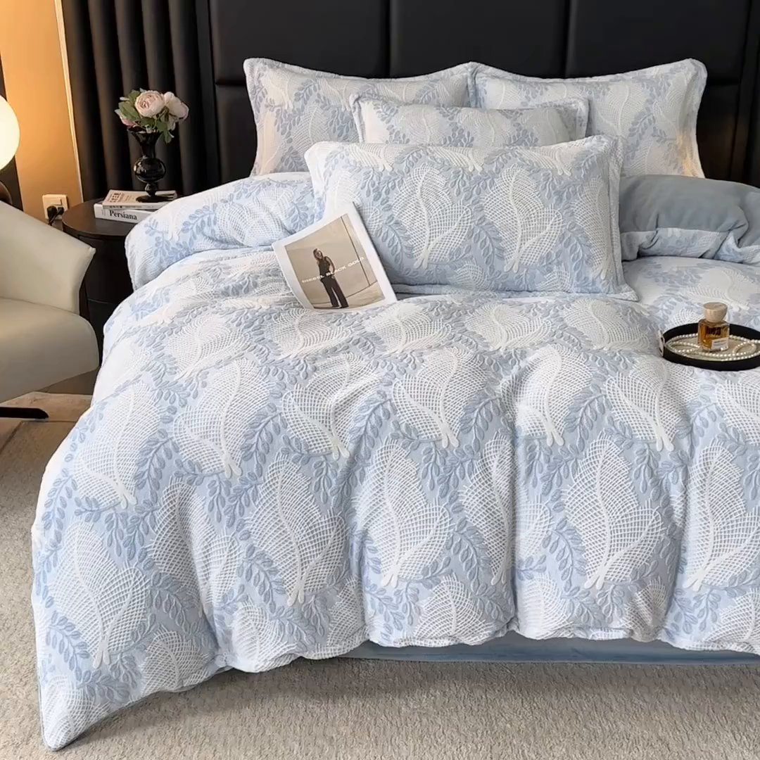 91家纺网 家纺一手货源 找家纺 家贝爱 2025新款230克烂花雕花牛奶绒四件套 芳草蓝