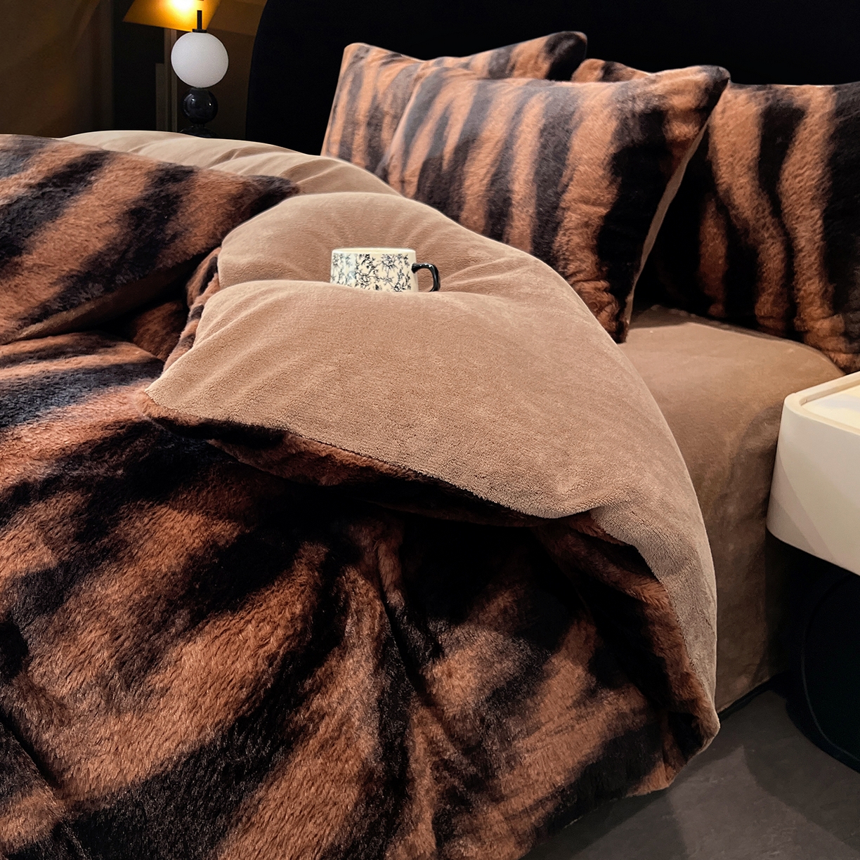 91家纺网 家纺一手货源 找家纺 悦织语 2025新款高克重加厚轻奢獭兔毛美拉德风四件套 兔毛-斑马