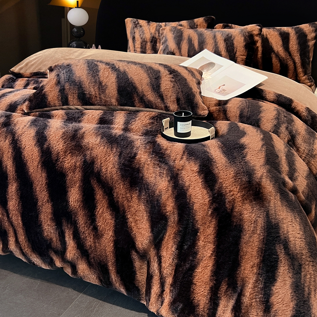 91家纺网 家纺一手货源 找家纺 悦织语 2025新款高克重加厚轻奢獭兔毛美拉德风四件套 兔毛-斑马