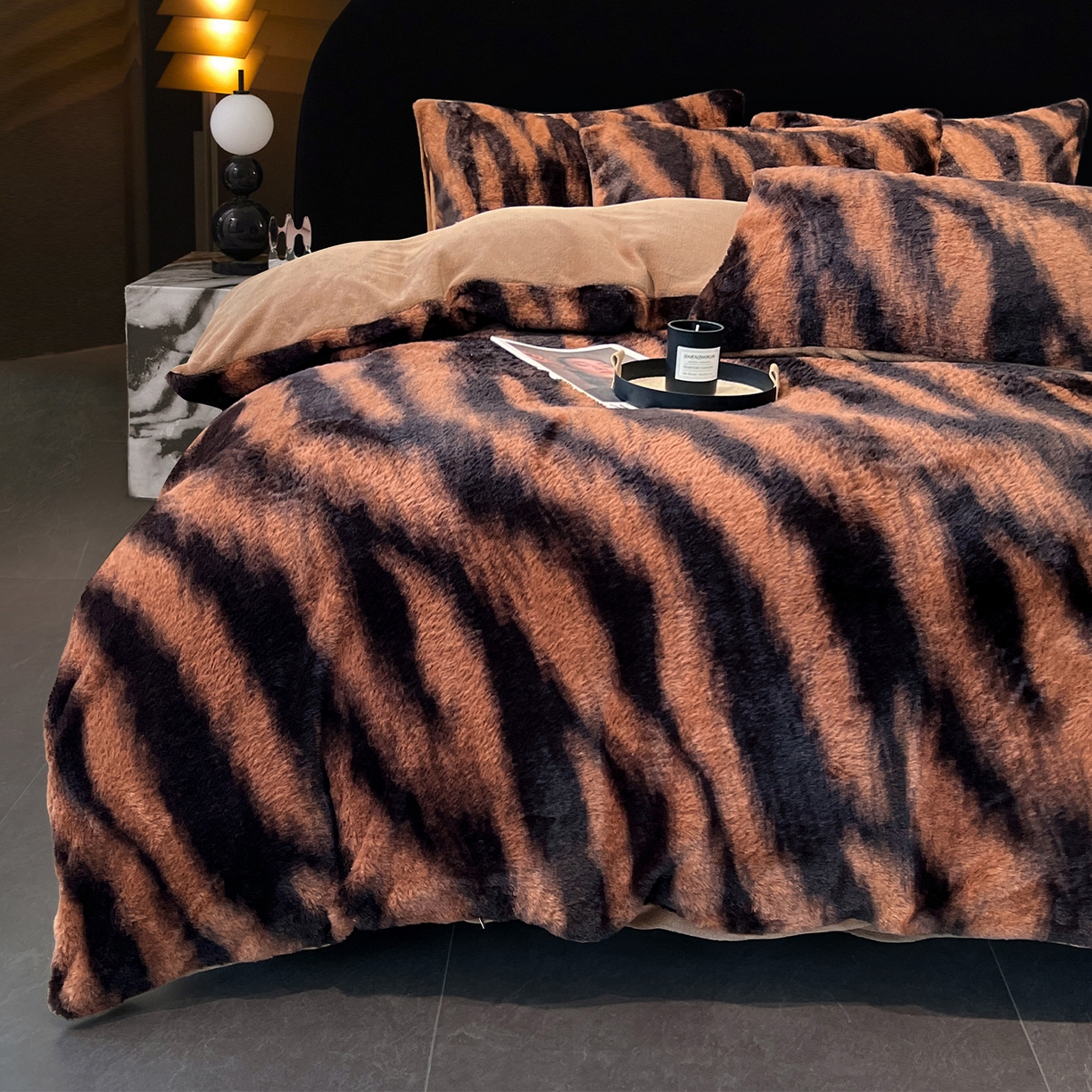 91家纺网 家纺一手货源 找家纺 悦织语 2025新款高克重加厚轻奢獭兔毛美拉德风四件套 兔毛-斑马