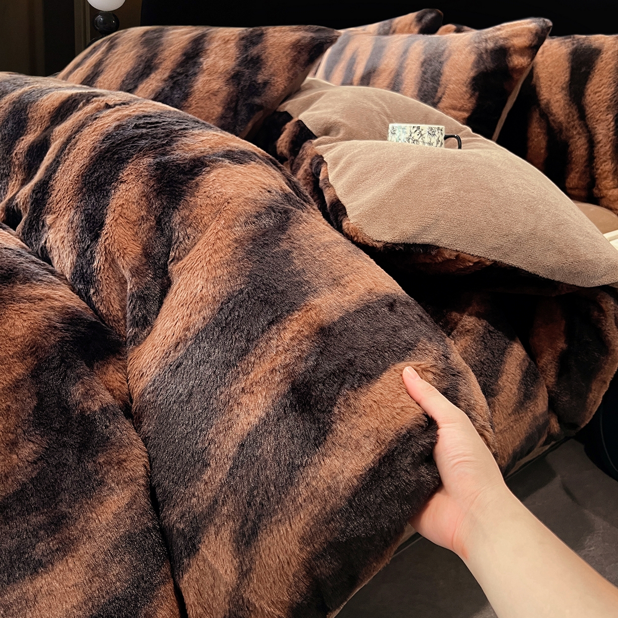 91家纺网 家纺一手货源 找家纺 悦织语 2025新款高克重加厚轻奢獭兔毛美拉德风四件套 兔毛-斑马