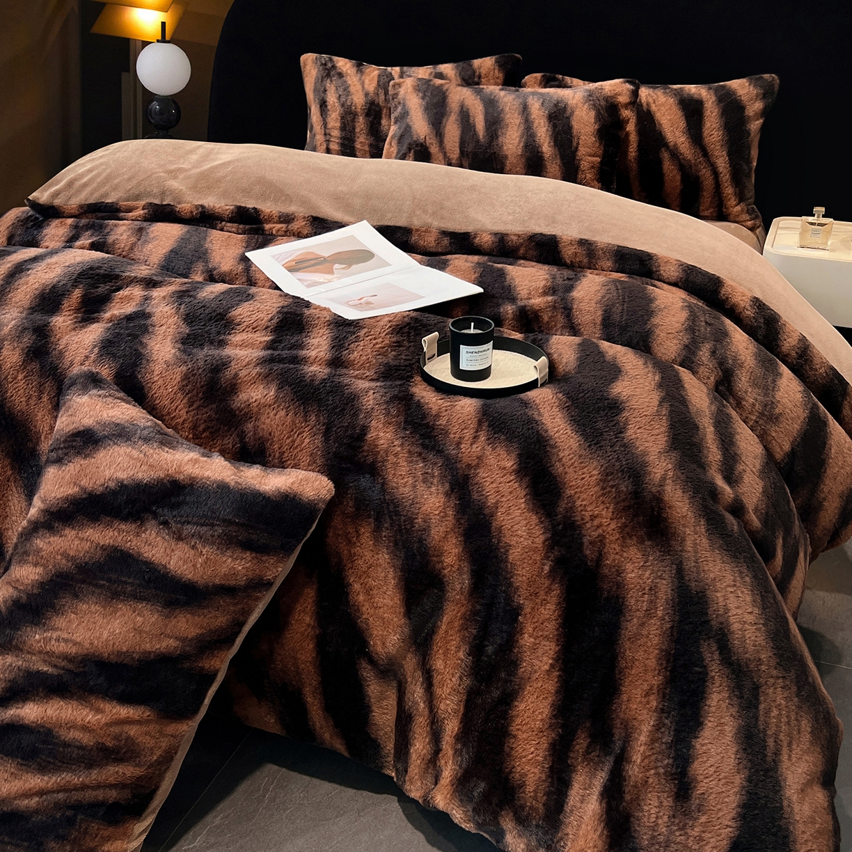 91家纺网 家纺一手货源 找家纺 悦织语 2025新款高克重加厚轻奢獭兔毛美拉德风四件套 兔毛-斑马