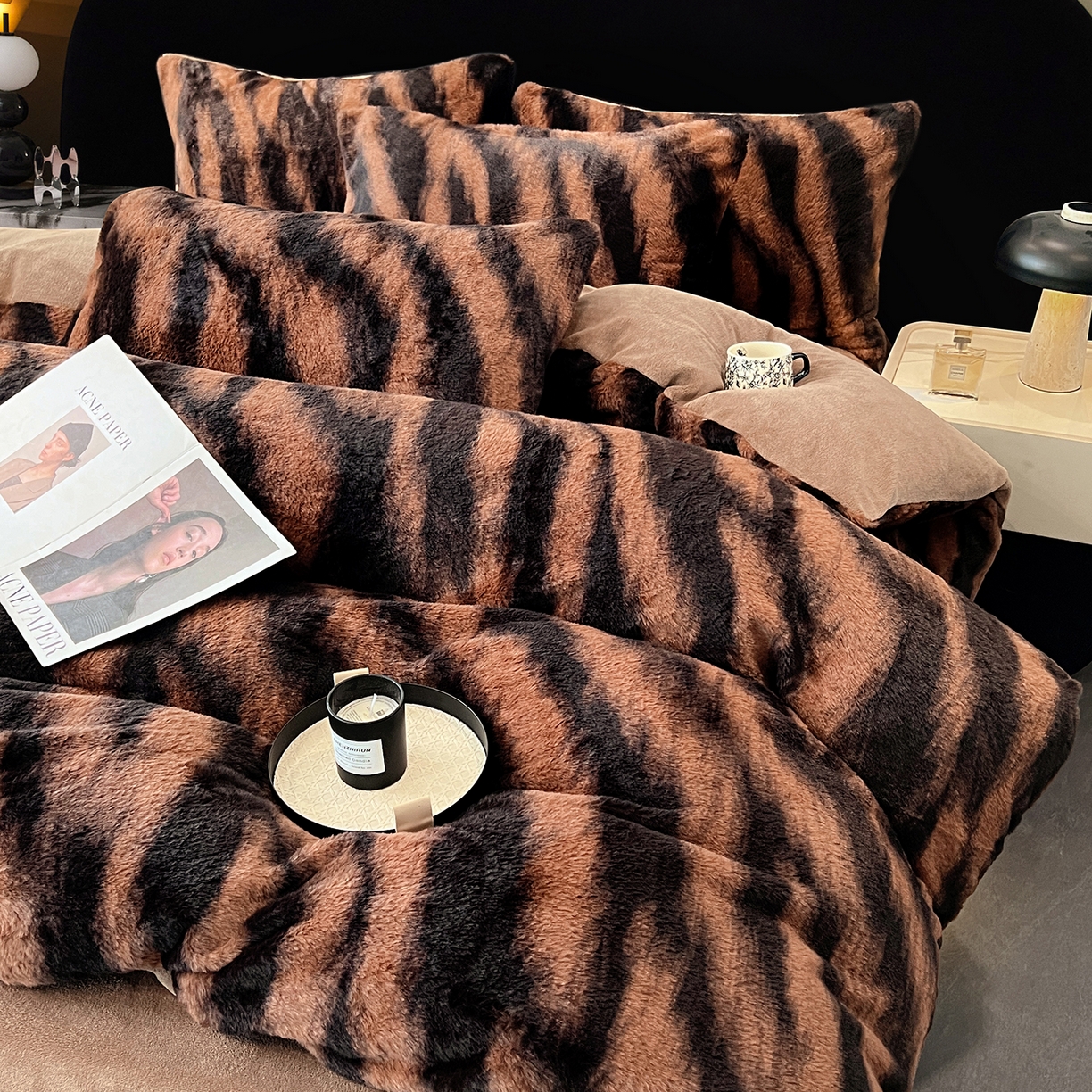 91家纺网 家纺一手货源 找家纺 悦织语 2025新款高克重加厚轻奢獭兔毛美拉德风四件套 兔毛-斑马