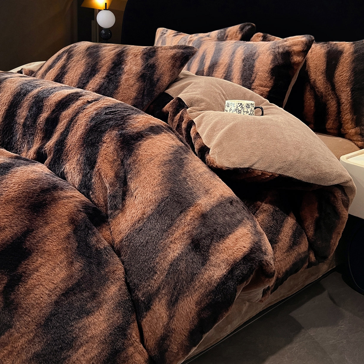 91家纺网 家纺一手货源 找家纺 悦织语 2025新款高克重加厚轻奢獭兔毛美拉德风四件套 兔毛-斑马