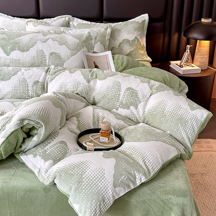 91家纺网 家纺一手货源 找家纺 家贝爱 2025新款230克烂花雕花牛奶绒四件套 诗情画意绿