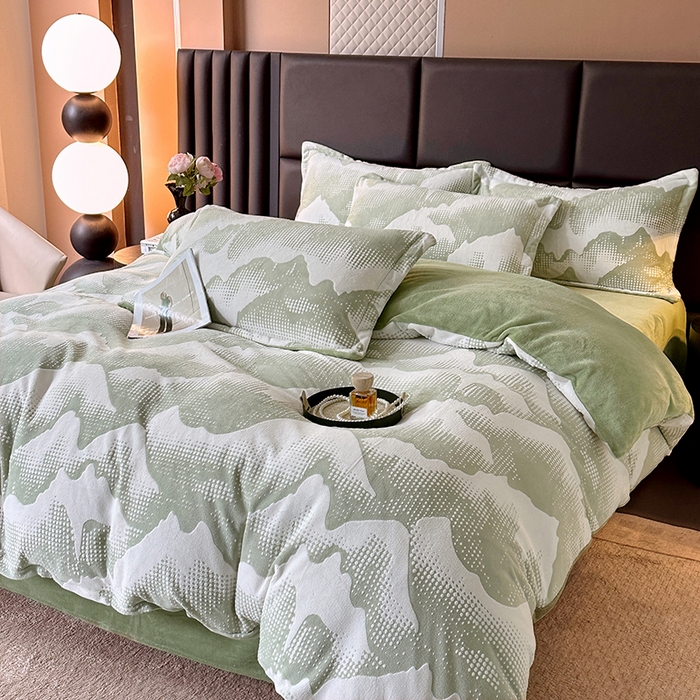 91家纺网 家纺一手货源 找家纺 家贝爱 2025新款230克烂花雕花牛奶绒四件套 诗情画意绿