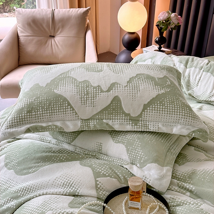 91家纺网 家纺一手货源 找家纺 家贝爱 2025新款230克烂花雕花牛奶绒四件套 诗情画意绿