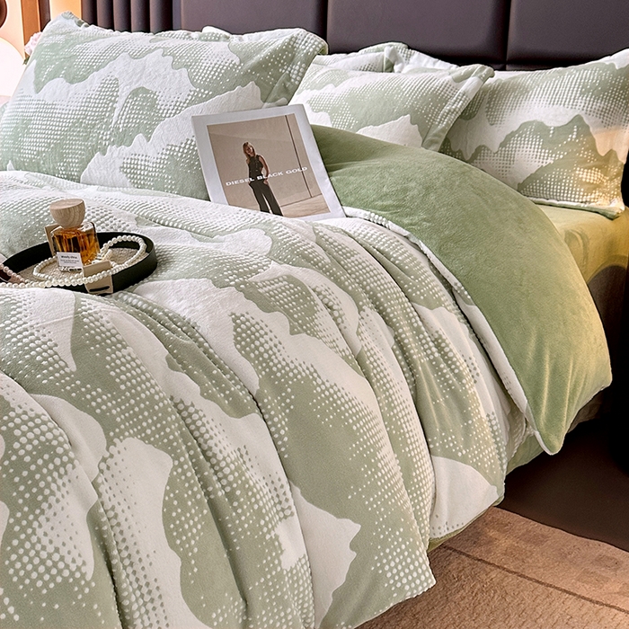 91家纺网 家纺一手货源 找家纺 家贝爱 2025新款230克烂花雕花牛奶绒四件套 诗情画意绿
