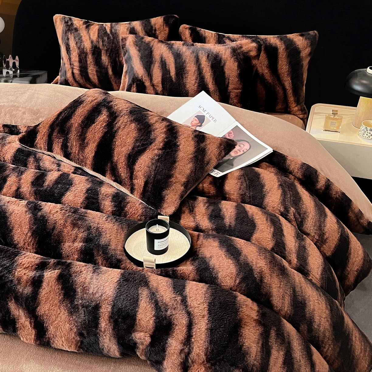 91家纺网 家纺一手货源 找家纺 悦织语 2025新款高克重加厚轻奢獭兔毛美拉德风四件套 兔毛-斑马