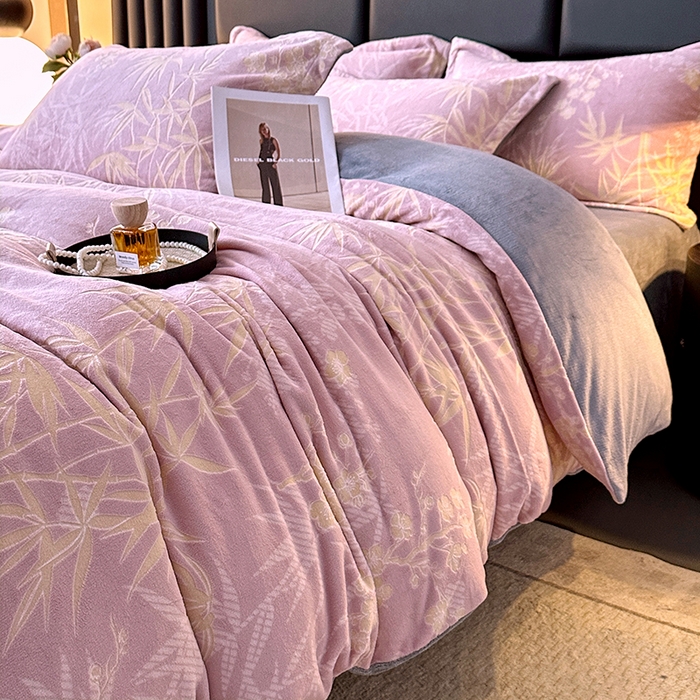 91家纺网 家纺一手货源 找家纺 家贝爱 2025新款230克烂花雕花牛奶绒四件套 竹意豆沙