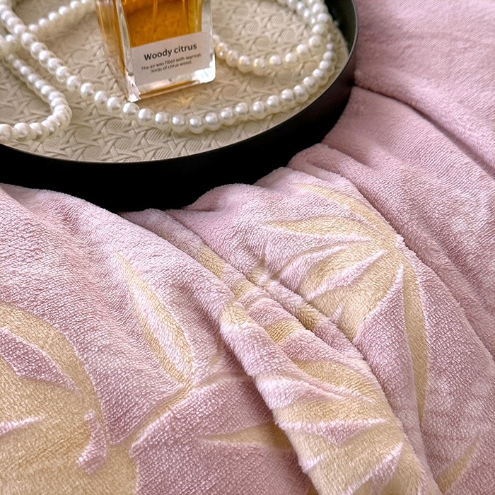 91家纺网 家纺一手货源 找家纺 家贝爱 2025新款230克烂花雕花牛奶绒四件套 竹意豆沙