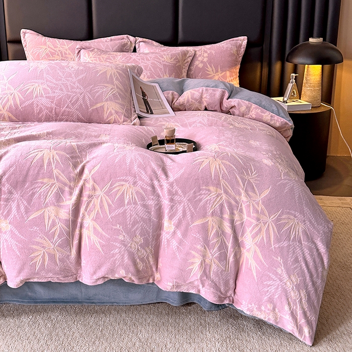 91家纺网 家纺一手货源 找家纺 家贝爱 2025新款230克烂花雕花牛奶绒四件套 竹意豆沙