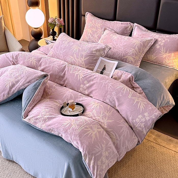 91家纺网 家纺一手货源 找家纺 家贝爱 2025新款230克烂花雕花牛奶绒四件套 竹意豆沙