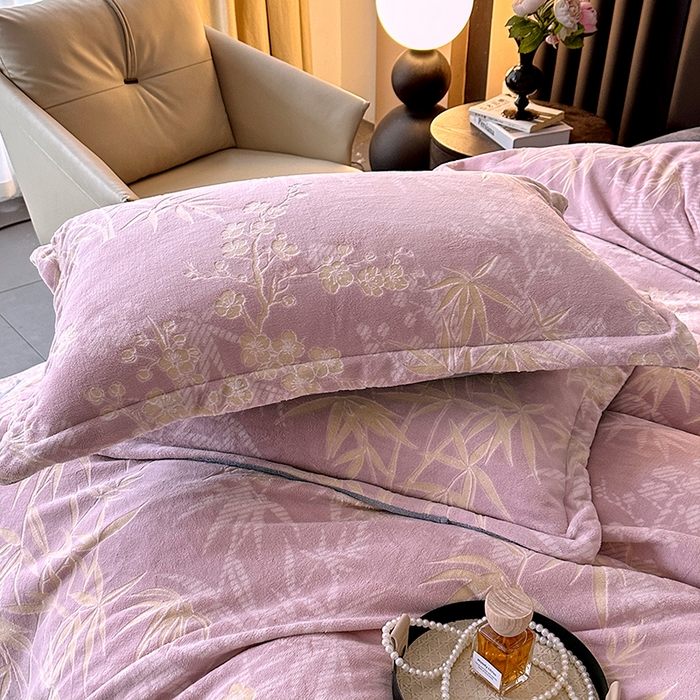 91家纺网 家纺一手货源 找家纺 家贝爱 2025新款230克烂花雕花牛奶绒四件套 竹意豆沙