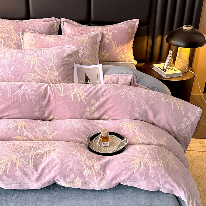 91家纺网 家纺一手货源 找家纺 家贝爱 2025新款230克烂花雕花牛奶绒四件套 竹意豆沙