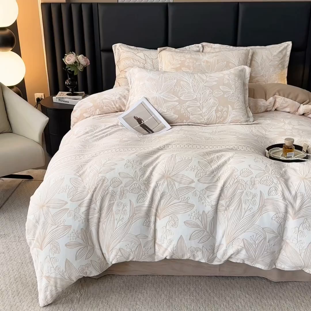 91家纺网 家纺一手货源 找家纺 家贝爱 2025新款230克烂花雕花牛奶绒四件套 叶繁咖