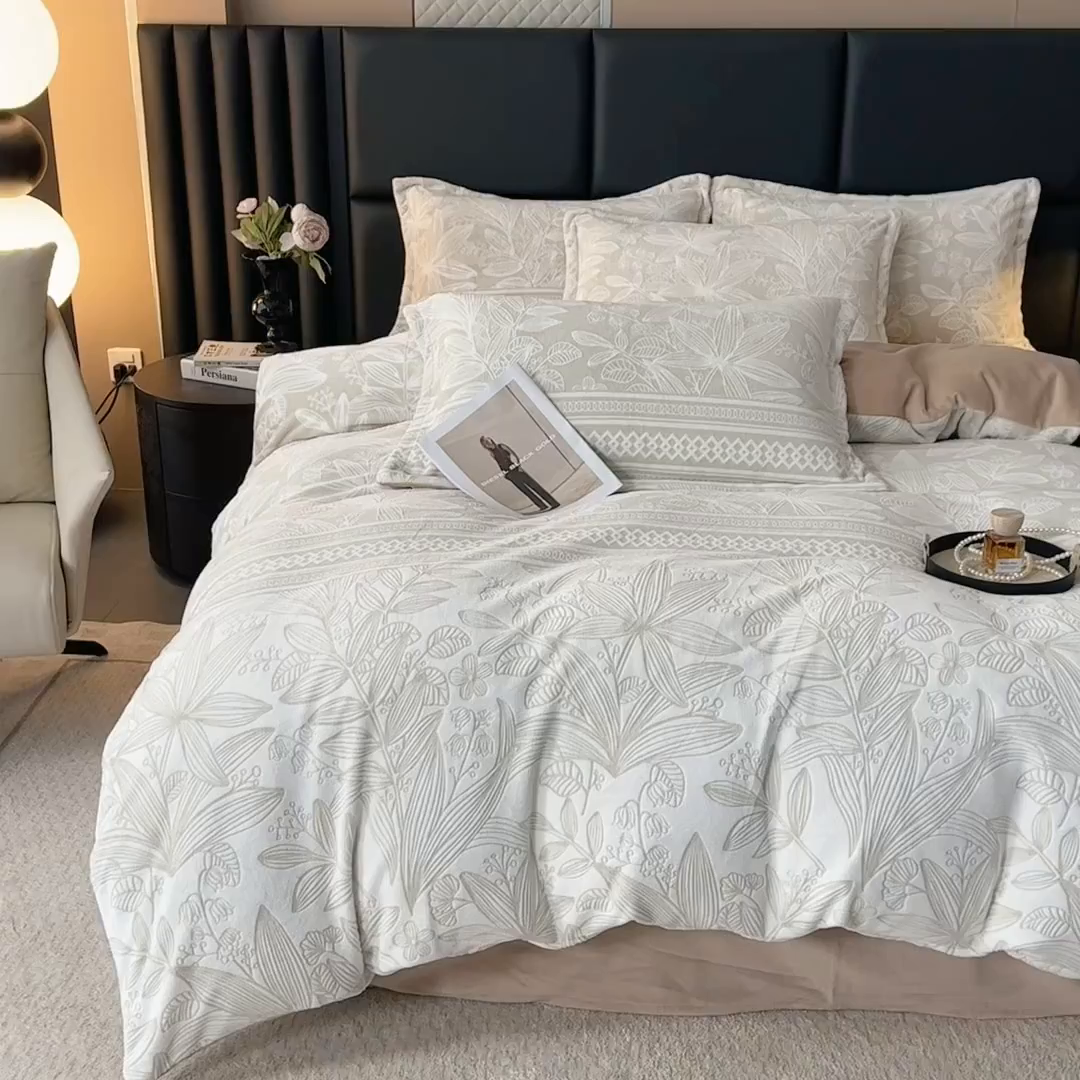 91家纺网 家纺一手货源 找家纺 家贝爱 2025新款230克烂花雕花牛奶绒四件套 叶繁灰