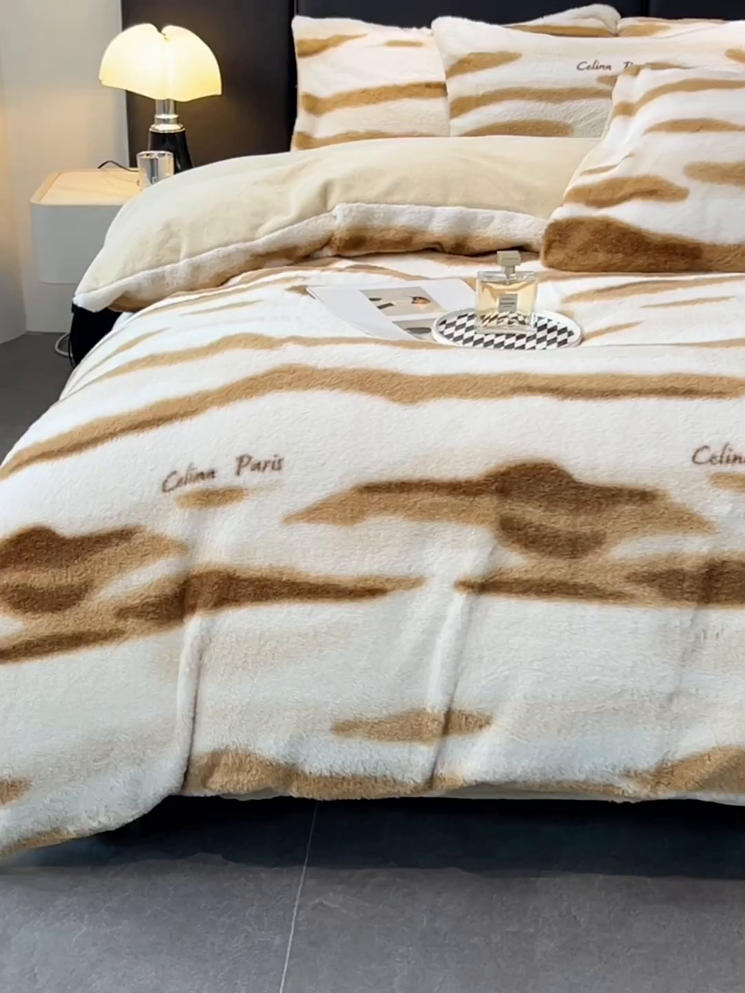 91家纺网 家纺一手货源 找家纺 悦织语 2025新款高克重加厚轻奢獭兔毛美拉德风四件套 兔毛-拿铁纹