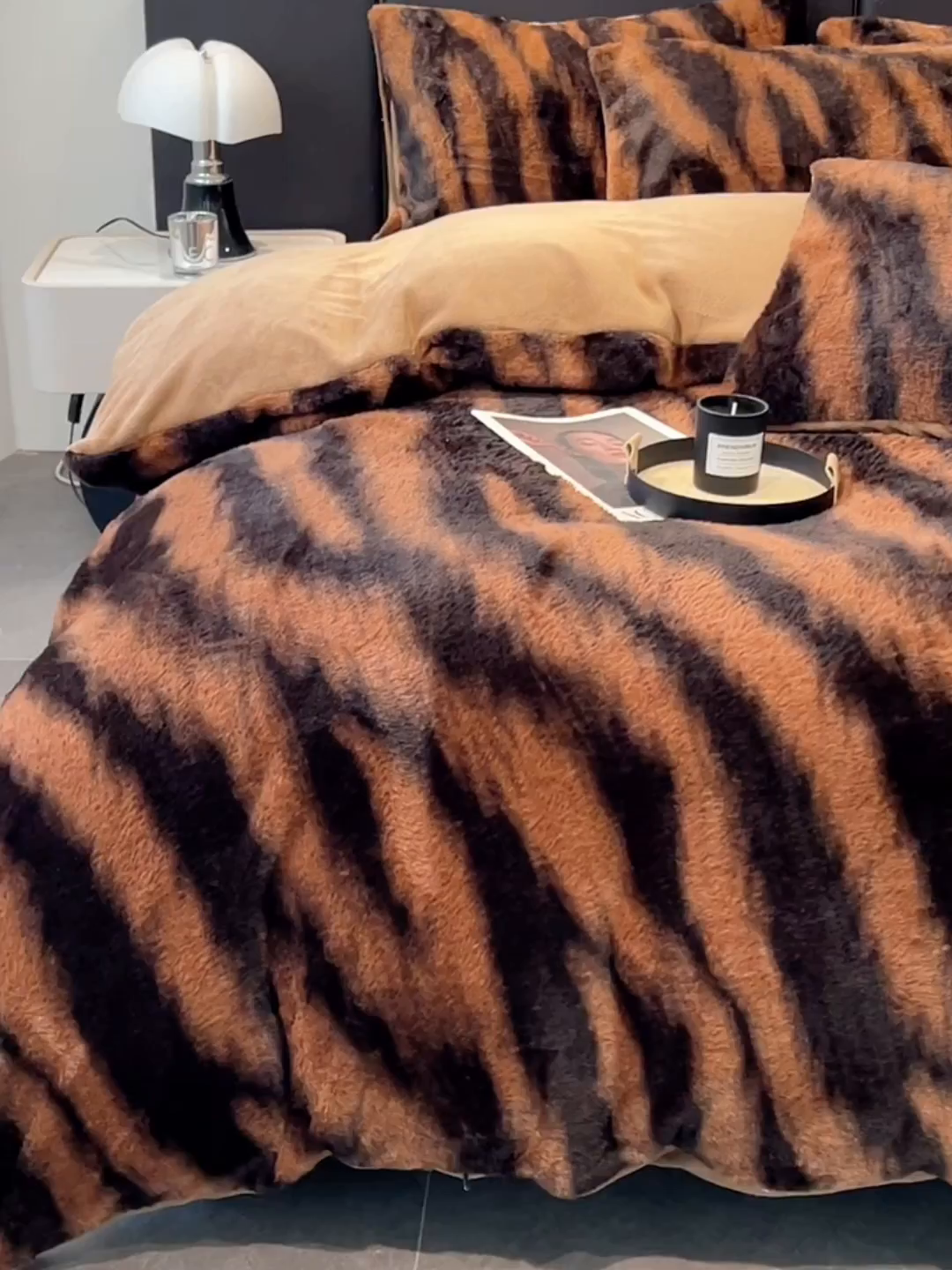 91家纺网 家纺一手货源 找家纺 悦织语 2025新款高克重加厚轻奢獭兔毛美拉德风四件套 兔毛-斑马