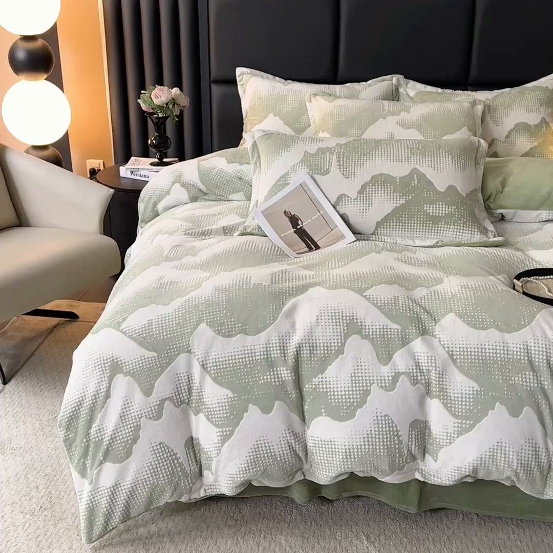 91家纺网 家纺一手货源 找家纺 家贝爱 2025新款230克烂花雕花牛奶绒四件套 诗情画意绿