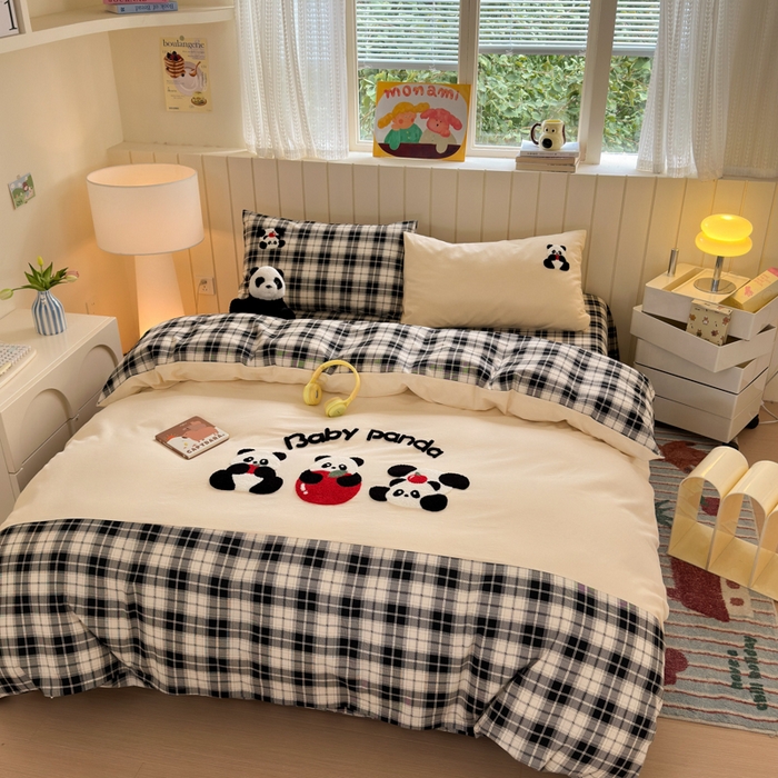 91家纺网 家纺一手货源 找家纺 如意朵 2025新款全棉磨毛卡通毛巾绣四件套（专版花型）-场景二 苹果熊猫