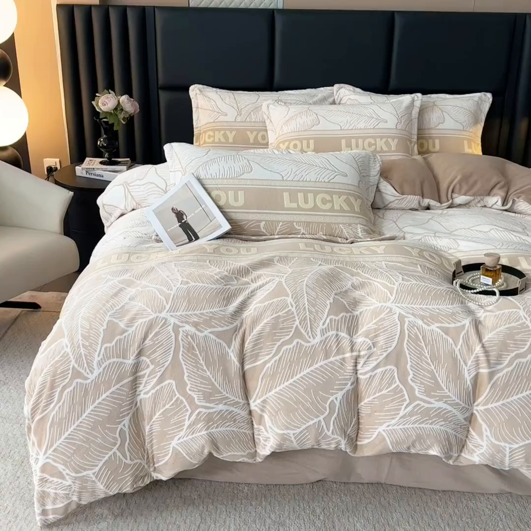 91家纺网 家纺一手货源 找家纺 家贝爱 2025新款230克烂花雕花牛奶绒四件套 芭蕉叶