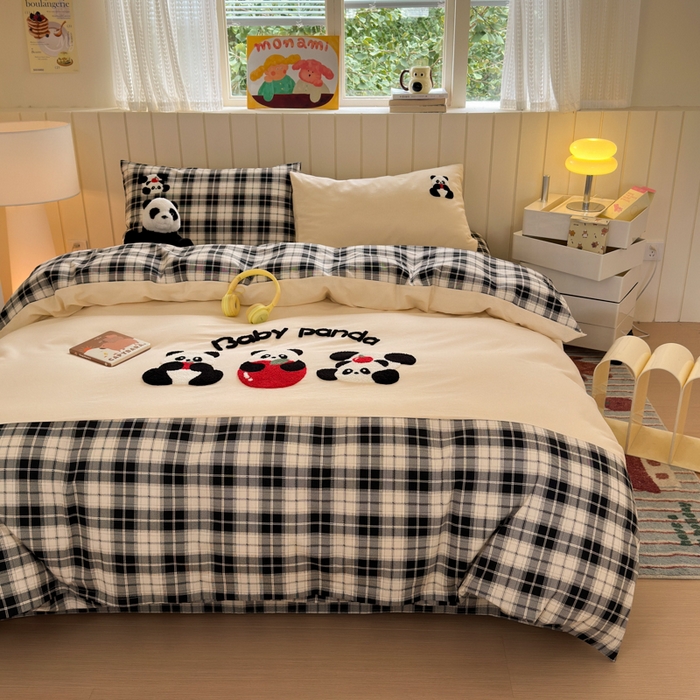 91家纺网 家纺一手货源 找家纺 如意朵 2025新款全棉磨毛卡通毛巾绣四件套（专版花型）-场景二 苹果熊猫