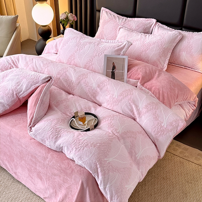 91家纺网 家纺一手货源 找家纺 家贝爱 2025新款230克烂花雕花牛奶绒四件套 芳草粉