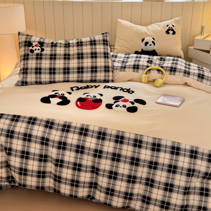 91家纺网 家纺一手货源 找家纺 如意朵 2025新款全棉磨毛卡通毛巾绣四件套（专版花型）-场景二 苹果熊猫