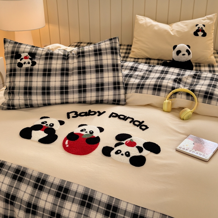 91家纺网 家纺一手货源 找家纺 如意朵 2025新款全棉磨毛卡通毛巾绣四件套（专版花型）-场景二 苹果熊猫