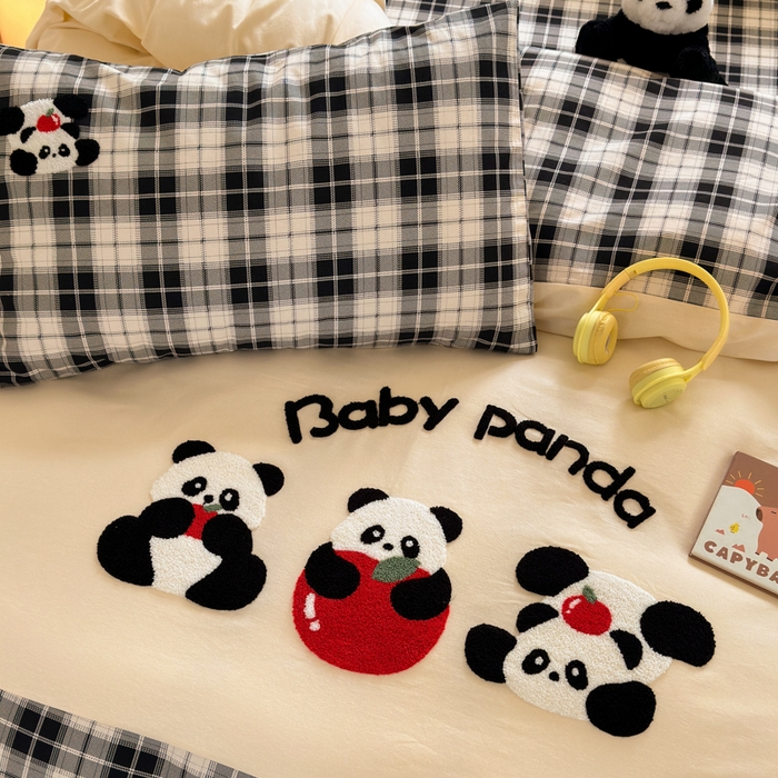 91家纺网 家纺一手货源 找家纺 如意朵 2025新款全棉磨毛卡通毛巾绣四件套（专版花型）-场景二 苹果熊猫