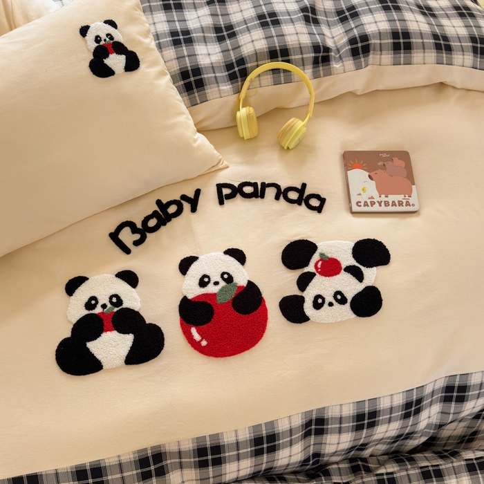 91家纺网 家纺一手货源 找家纺 如意朵 2025新款全棉磨毛卡通毛巾绣四件套（专版花型）-场景二 苹果熊猫