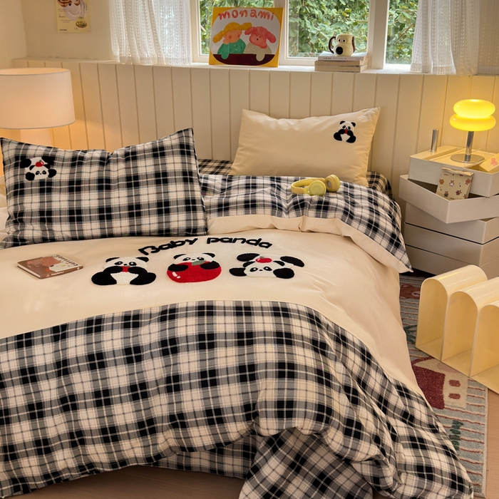 91家纺网 家纺一手货源 找家纺 如意朵 2025新款全棉磨毛卡通毛巾绣四件套（专版花型）-场景二 苹果熊猫