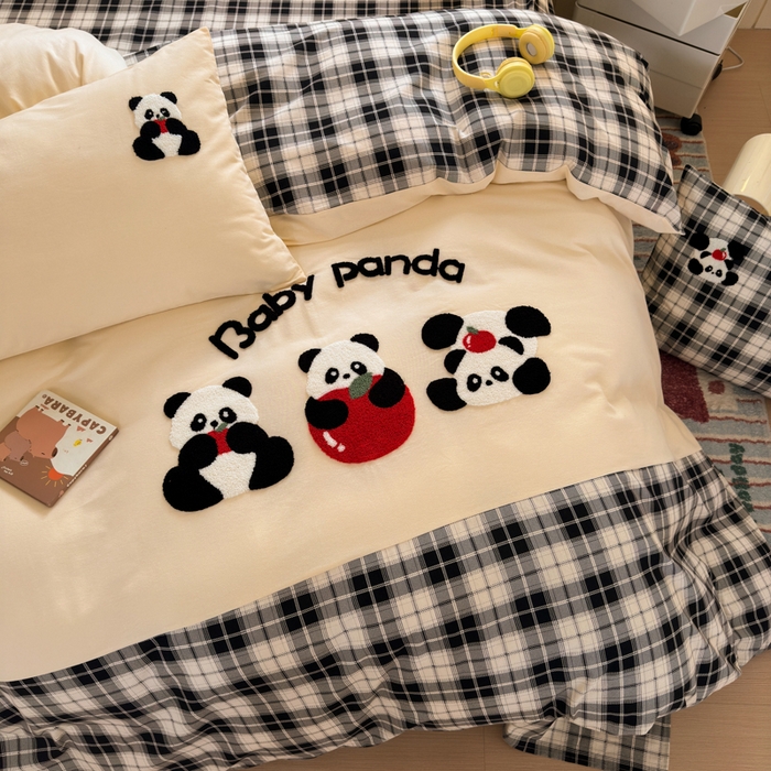 91家纺网 家纺一手货源 找家纺 如意朵 2025新款全棉磨毛卡通毛巾绣四件套（专版花型）-场景二 苹果熊猫