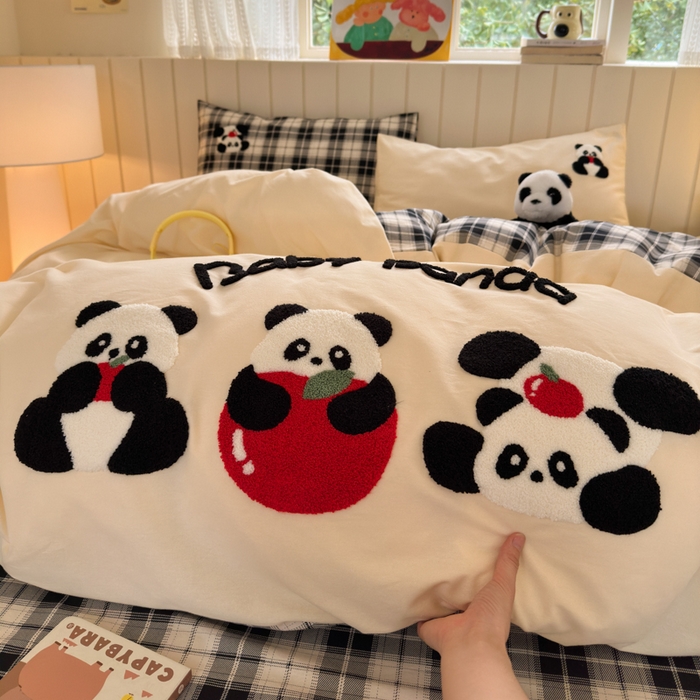 91家纺网 家纺一手货源 找家纺 如意朵 2025新款全棉磨毛卡通毛巾绣四件套（专版花型）-场景二 苹果熊猫