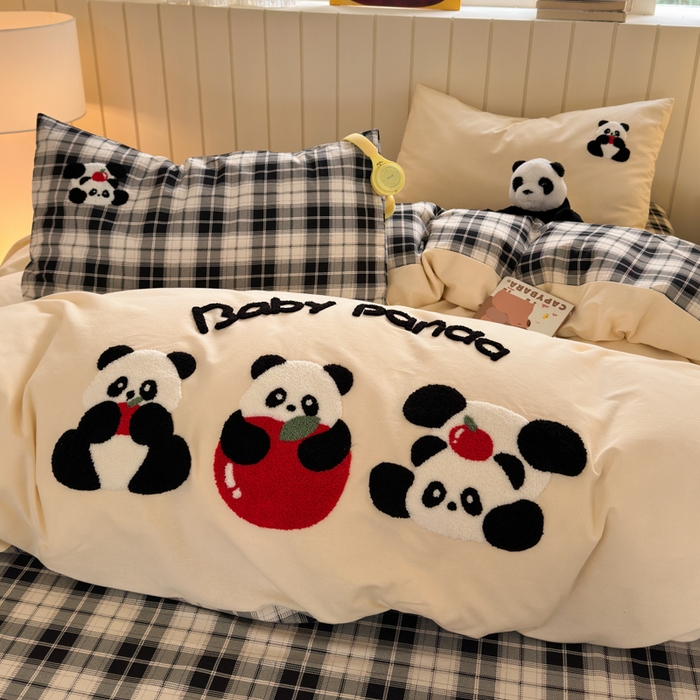 91家纺网 家纺一手货源 找家纺 如意朵 2025新款全棉磨毛卡通毛巾绣四件套（专版花型）-场景二 苹果熊猫