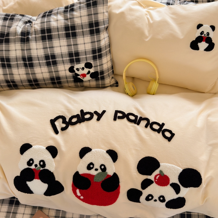 91家纺网 家纺一手货源 找家纺 如意朵 2025新款全棉磨毛卡通毛巾绣四件套（专版花型）-场景二 苹果熊猫