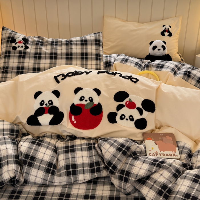 91家纺网 家纺一手货源 找家纺 如意朵 2025新款全棉磨毛卡通毛巾绣四件套（专版花型）-场景二 苹果熊猫