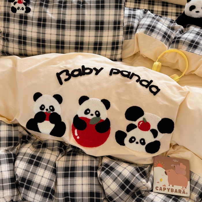 91家纺网 家纺一手货源 找家纺 如意朵 2025新款全棉磨毛卡通毛巾绣四件套（专版花型）-场景二 苹果熊猫