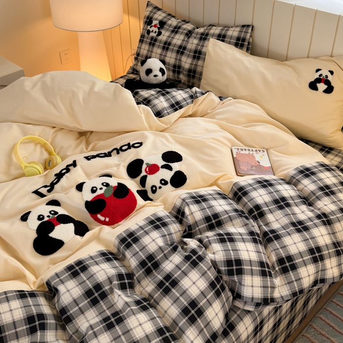 91家纺网 家纺一手货源 找家纺 如意朵 2025新款全棉磨毛卡通毛巾绣四件套（专版花型）-场景二 苹果熊猫