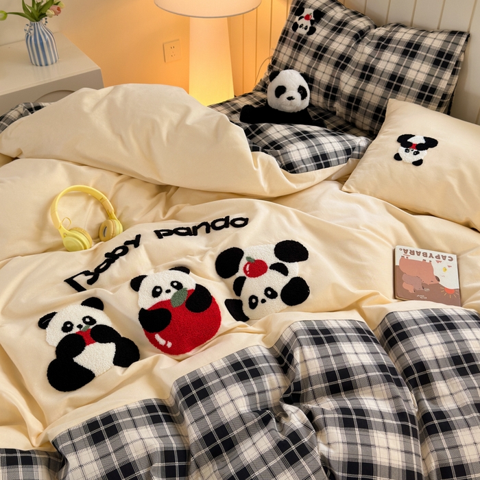 91家纺网 家纺一手货源 找家纺 如意朵 2025新款全棉磨毛卡通毛巾绣四件套（专版花型）-场景二 苹果熊猫