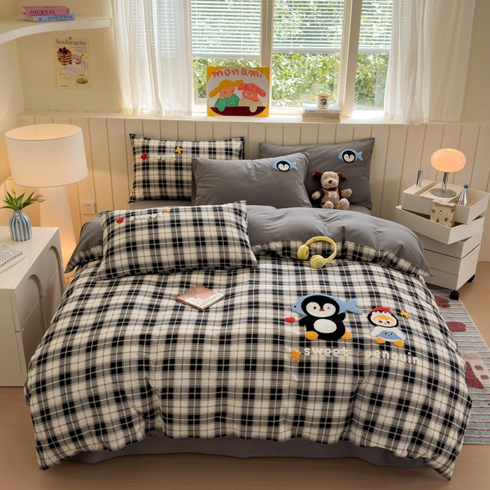 如意朵 2025新款全棉磨毛卡通毛巾绣四件套（专版花型）-场景二 企鹅宝宝