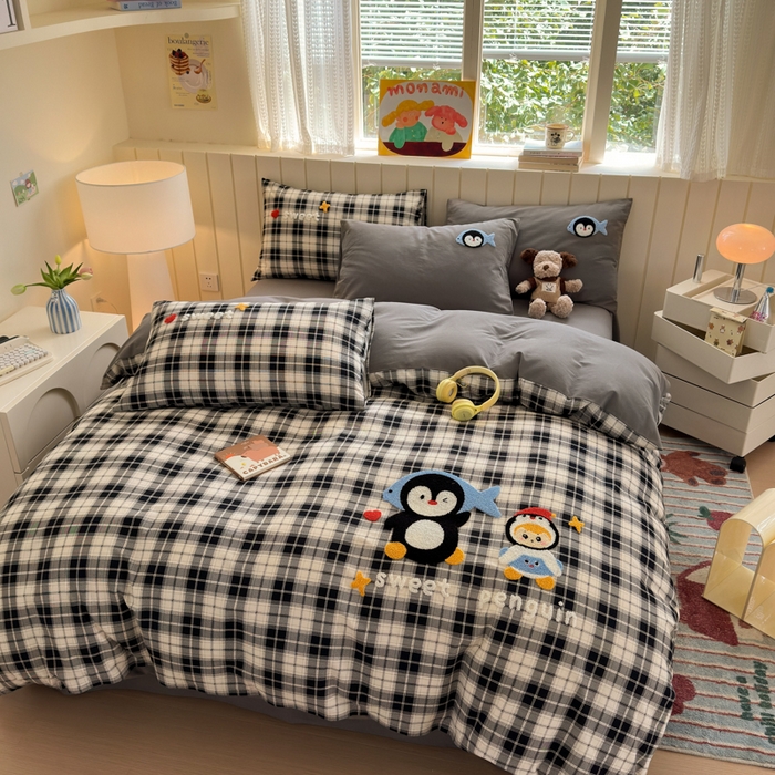 91家纺网 家纺一手货源 找家纺 如意朵 2025新款全棉磨毛卡通毛巾绣四件套（专版花型）-场景二 企鹅宝宝