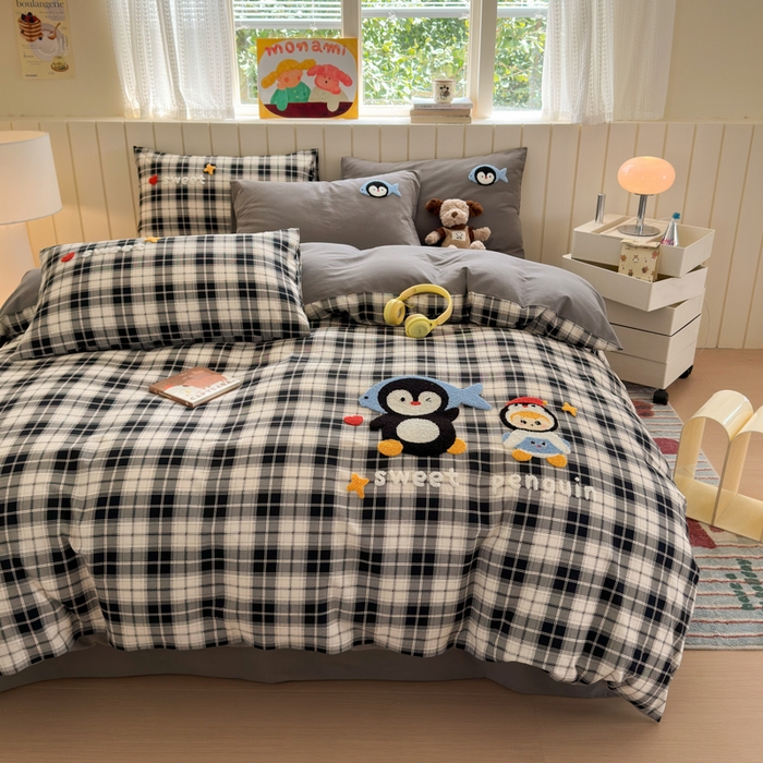 91家纺网 家纺一手货源 找家纺 如意朵 2025新款全棉磨毛卡通毛巾绣四件套（专版花型）-场景二 企鹅宝宝