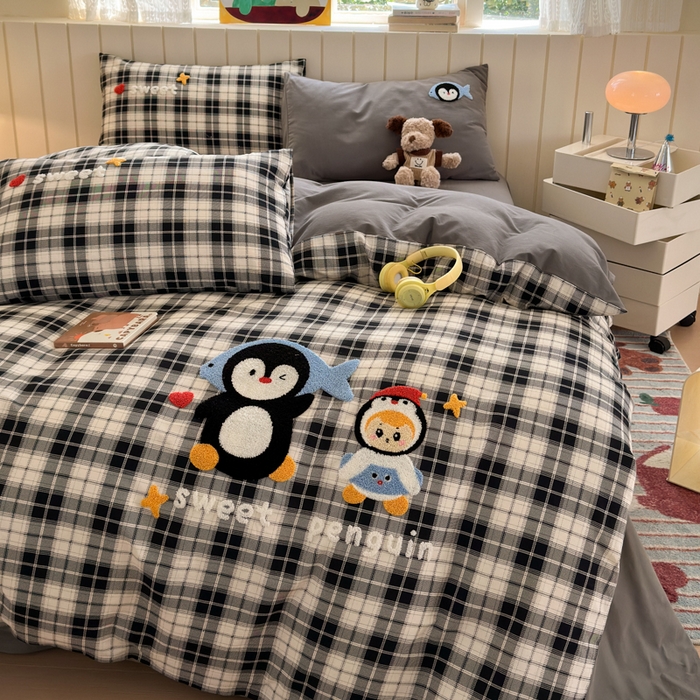 91家纺网 家纺一手货源 找家纺 如意朵 2025新款全棉磨毛卡通毛巾绣四件套（专版花型）-场景二 企鹅宝宝