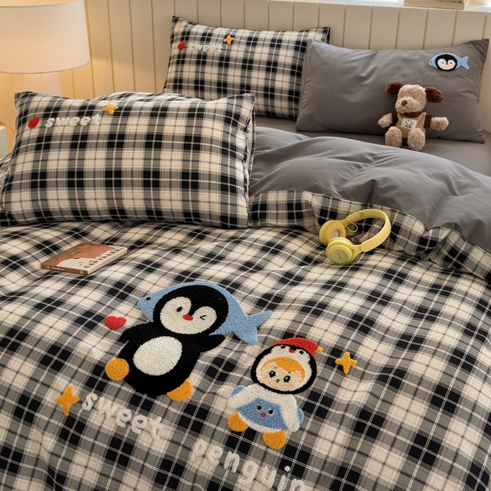 91家纺网 家纺一手货源 找家纺 如意朵 2025新款全棉磨毛卡通毛巾绣四件套（专版花型）-场景二 企鹅宝宝