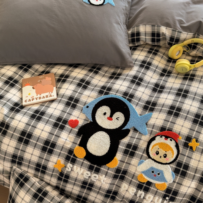 91家纺网 家纺一手货源 找家纺 如意朵 2025新款全棉磨毛卡通毛巾绣四件套（专版花型）-场景二 企鹅宝宝