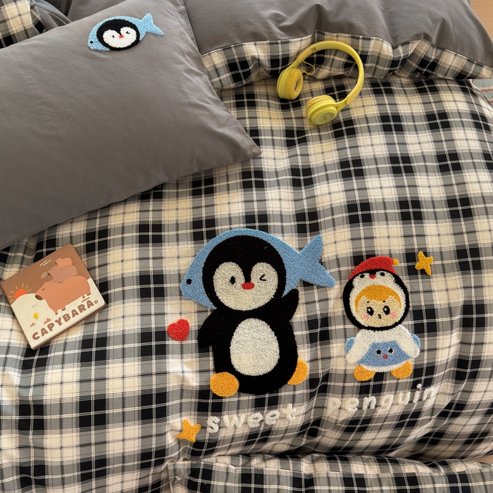 91家纺网 家纺一手货源 找家纺 如意朵 2025新款全棉磨毛卡通毛巾绣四件套（专版花型）-场景二 企鹅宝宝